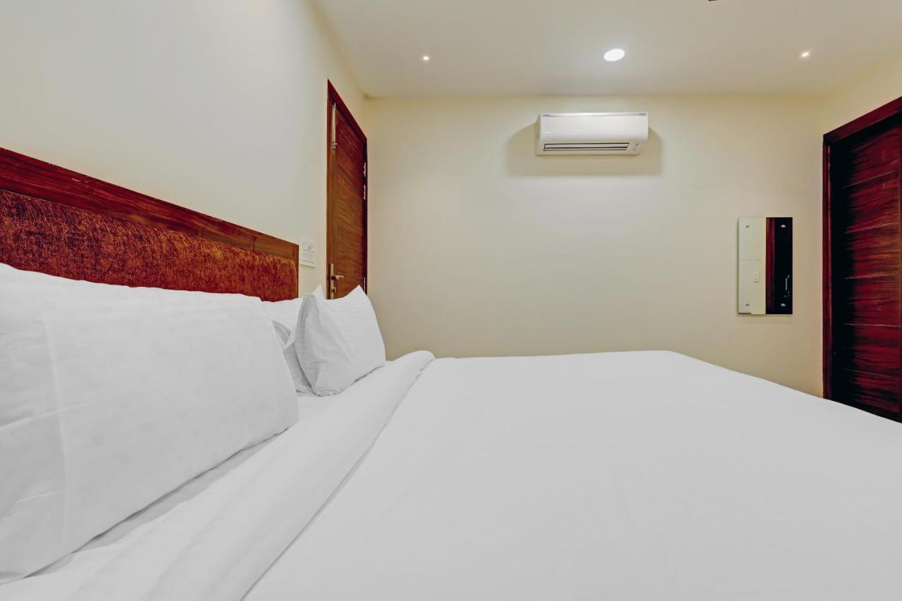 Collection O Hotel Aditya Palace Near Leisure Valley Park 구르가온 외부 사진