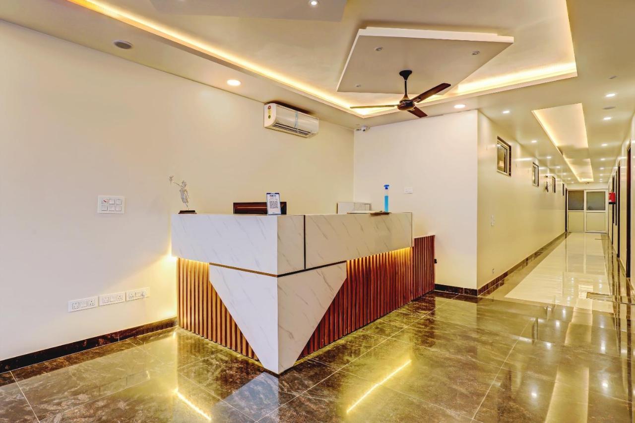 Collection O Hotel Aditya Palace Near Leisure Valley Park 구르가온 외부 사진